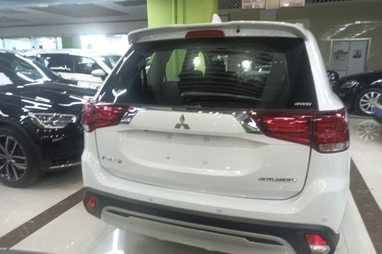 Used Mitsubishi Outlander 2019 2.4L 4x4 Zhi Xiang Edition 7 Seats China VI Standard Rear