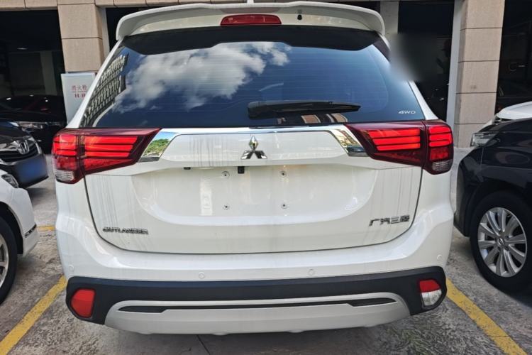 Used Mitsubishi Outlander 2019 2.4L 4x4 Zhi Xiang Edition 7 Seats China VI Standard Rear