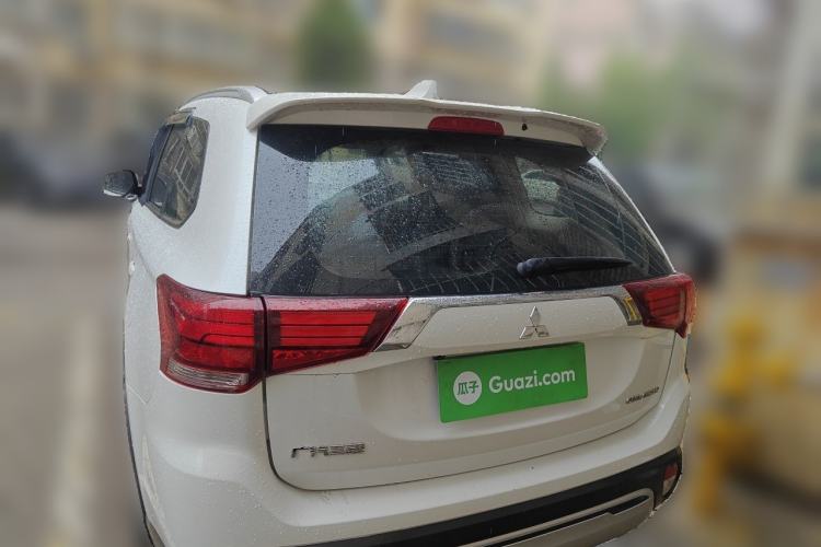 Used Mitsubishi Outlander 2019 2.0L Two-Wheel Drive Comfort Edition 5 Seats China VI Standard Rear