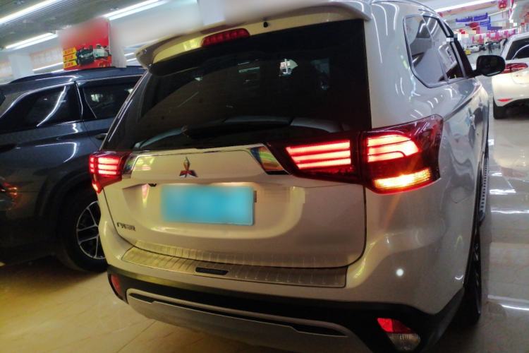 Used Mitsubishi Outlander 2019 2.0L Two-Wheel Drive Comfort Edition 7-Seater China VI Standard Rear