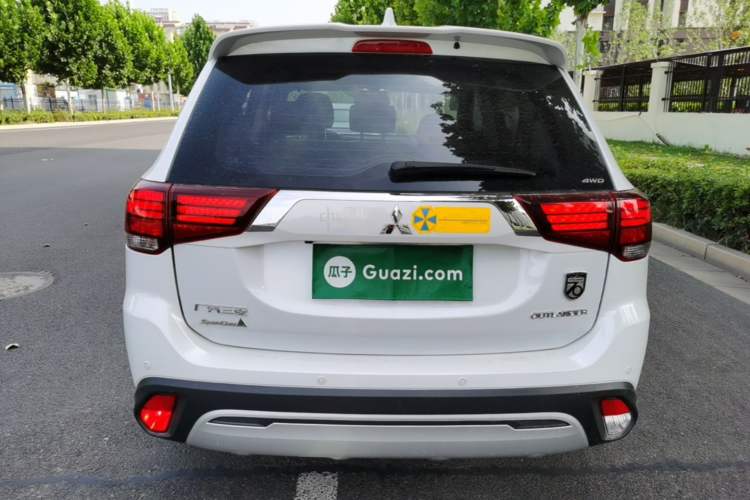 Used Mitsubishi Outlander 2019 2.4L 4x4 Zhi Xiang Edition 7 Seats China VI Standard Rear