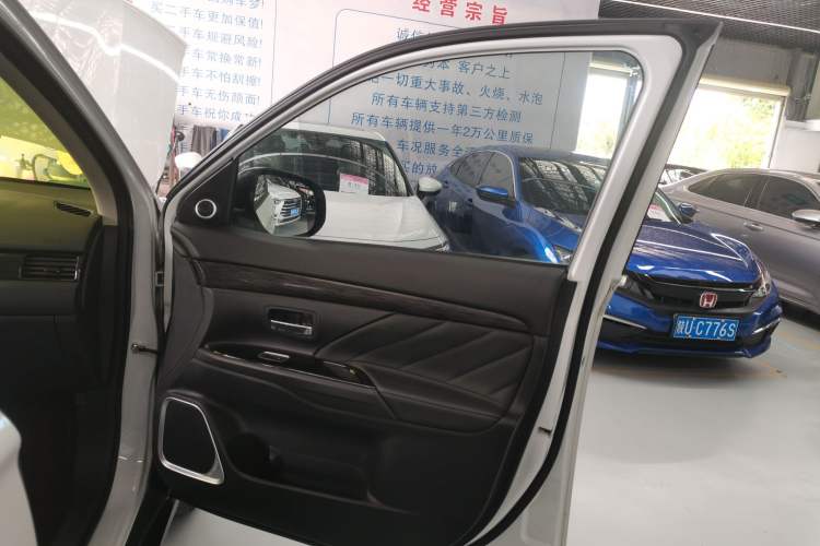 Used Mitsubishi Outlander 2019 2.0L Two-Wheel Drive Comfort Edition 7-Seater China VI Standard Right Front Door Interior