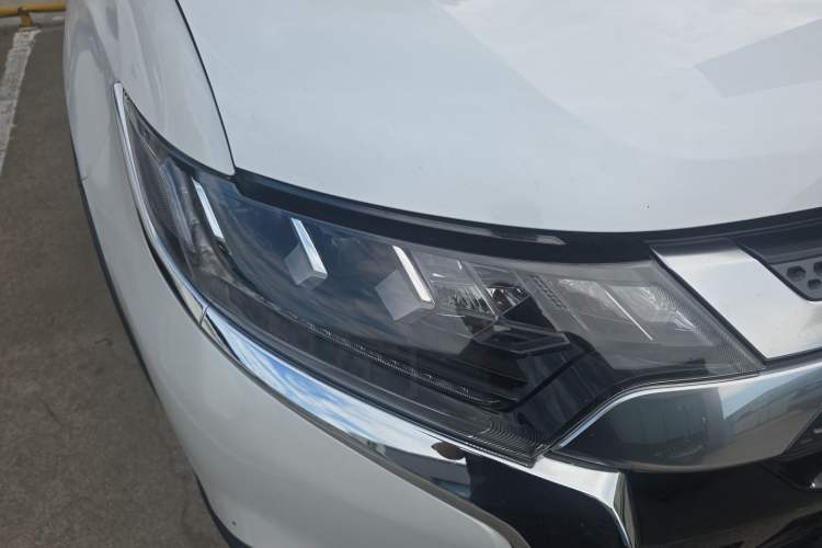 Used Mitsubishi Outlander 2019 2.4L 4x4 Zhi Xiang Edition 7 Seats China VI Standard Right Front Headlight