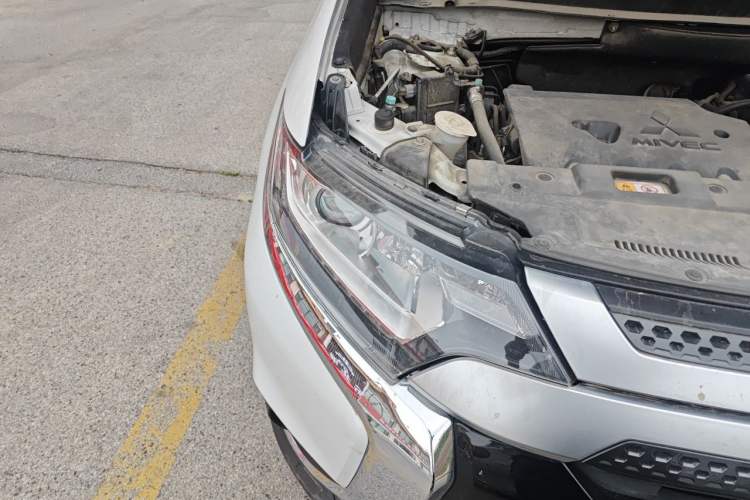 Used Mitsubishi Outlander 2019 2.0L Two-Wheel Drive Comfort Edition 5 Seats China V Emission Standard Right Front Headlight