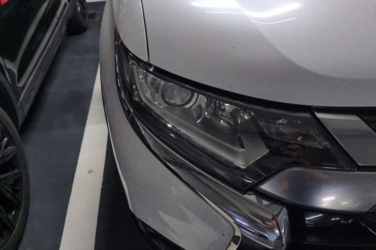 Used Mitsubishi Outlander 2019 2.0L Two-Wheel Drive Comfort Edition 5 Seats China VI Standard Right Front Headlight