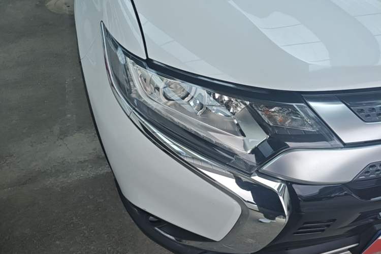 Used Mitsubishi Outlander 2019 2.0L Two-Wheel Drive Comfort Edition 5 Seats China VI Standard Right Front Headlight