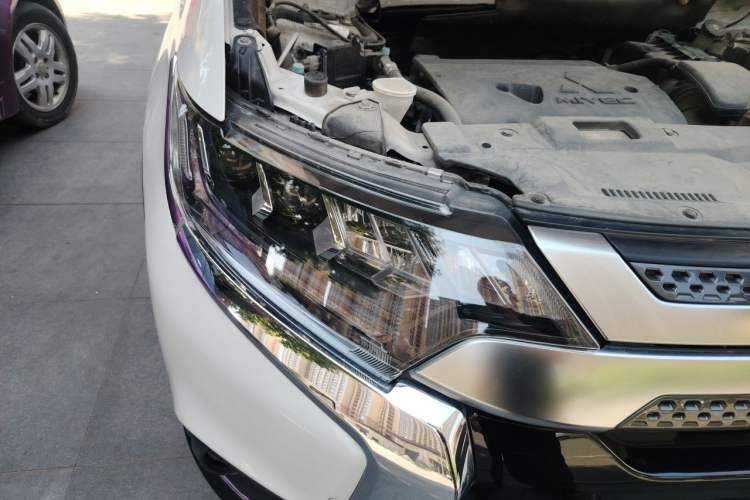 Used Mitsubishi Outlander 2019 2.4L 4x4 Zhi Xiang Edition 7 Seats China VI Standard Right Front Headlight