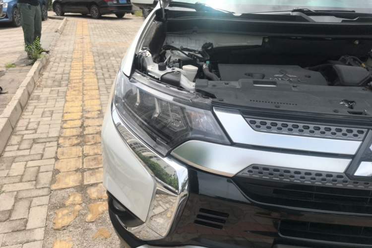 Used Mitsubishi Outlander 2019 2.4L 4x4 Zhi Xiang Edition 7 Seats China VI Standard Right Front Headlight