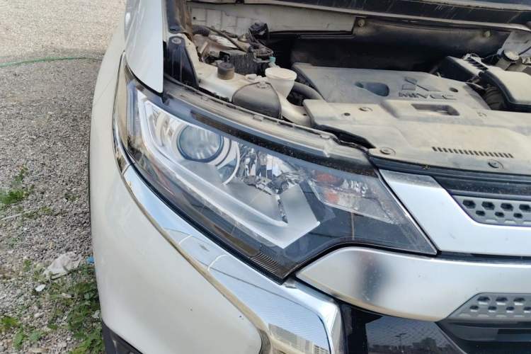 Used Mitsubishi Outlander 2019 2.0L Two-Wheel Drive Comfort Edition 7 Seats China V Emission Standard Right Front Headlight