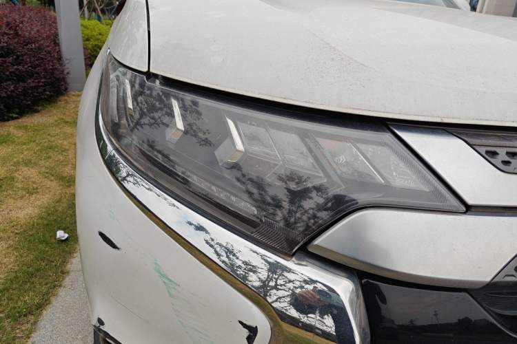 Used Mitsubishi Outlander 2019 2.4L Two-Wheel Drive ZhiXing Version 5 Seats China V Emission Standard Right Front Headlight