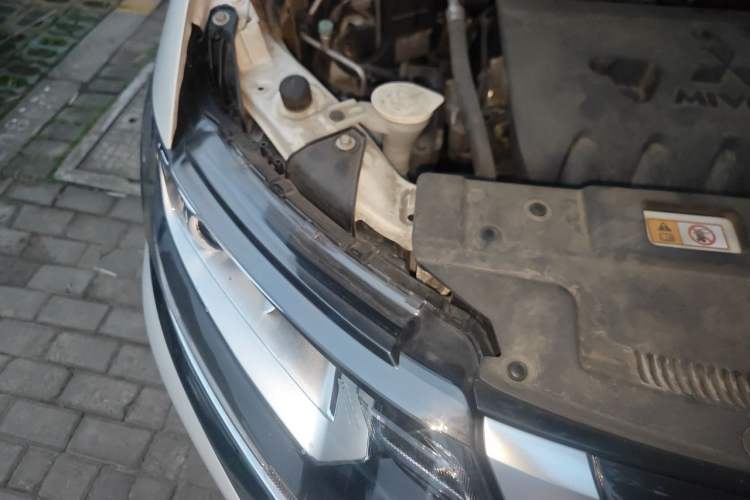 Used Mitsubishi Outlander 2019 2.0L Two-Wheel Drive Comfort Edition 7-Seater China VI Standard Right Front Headlight