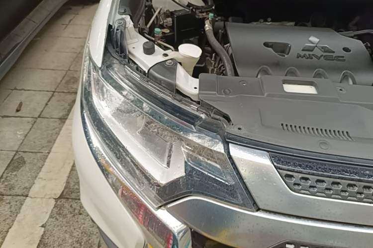 Used Mitsubishi Outlander 2019 2.0L Two-Wheel Drive Comfort Edition 5 Seats China VI Standard Right Front Headlight