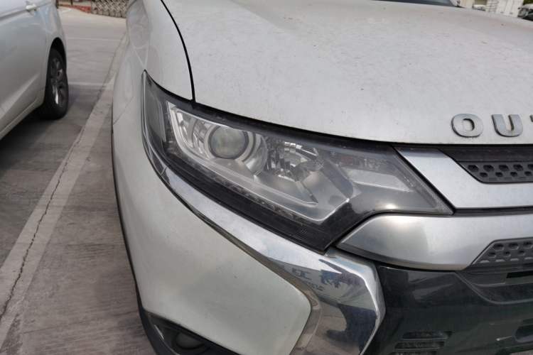 Used Mitsubishi Outlander 2019 2.0L Two-Wheel Drive Comfort Edition 5 Seats China V Standard Right Front Headlight