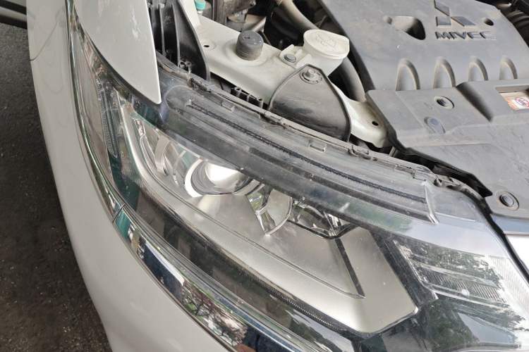 Used Mitsubishi Outlander 2019 2.0L Two-Wheel Drive Comfort Edition 5 Seats China VI Standard Right Front Headlight