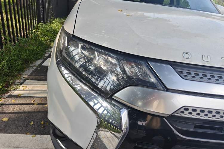 Used Mitsubishi Outlander 2019 2.4L 4x4 Zhi Xiang Edition 7 Seats China VI Standard Right Front Headlight