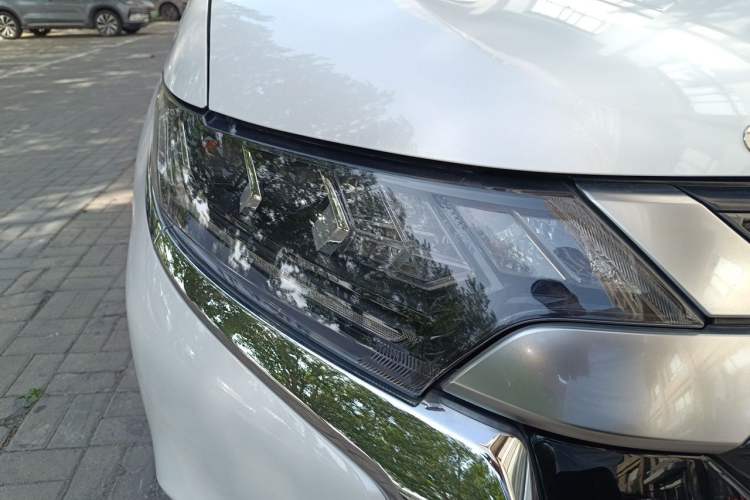 Used Mitsubishi Outlander 2019 2.4L 4x4 Zhi Xiang Edition 5 Seats China V Emission Standard Right Front Headlight