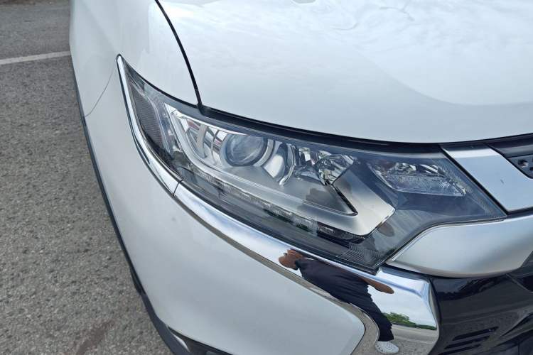 Used Mitsubishi Outlander 2019 2.0L Two-Wheel Drive Comfort Edition 7-Seater China VI Standard Right Front Headlight
