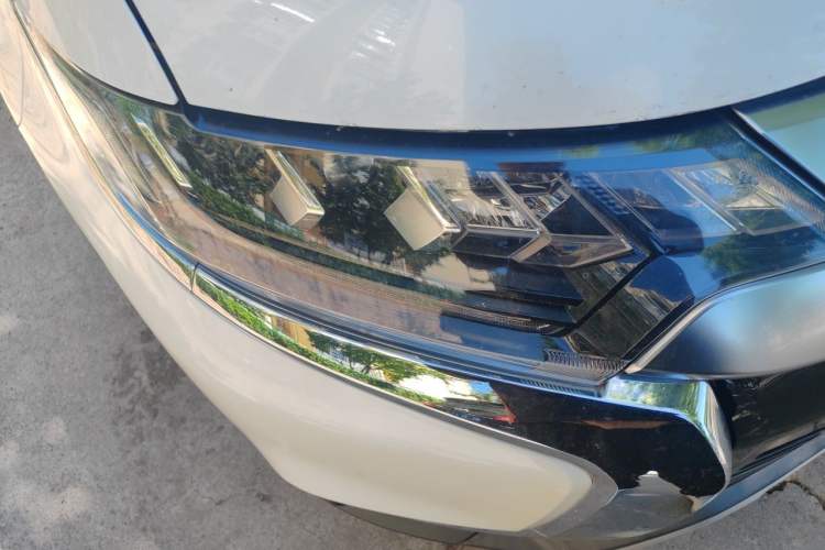 Used Mitsubishi Outlander 2019 2.4L 4x4 Zhi Xiang Edition 5 Seats China V Emission Standard Right Front Headlight
