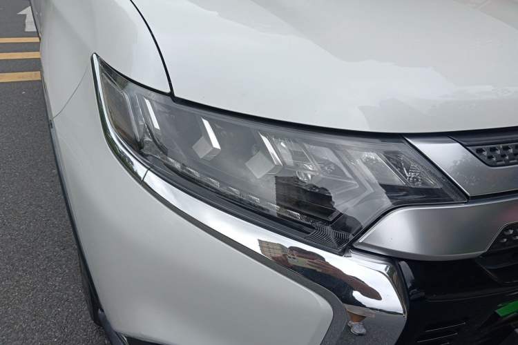 Used Mitsubishi Outlander 2019 2.4L 4x4 Zhi Xiang Edition 7 Seats China VI Standard Right Front Headlight