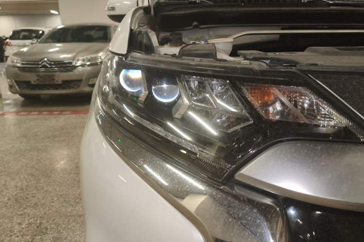 Used Mitsubishi Outlander 2019 2.4L 4x4 Zhi Xiang Edition 7 Seats China VI Standard Right Front Headlight