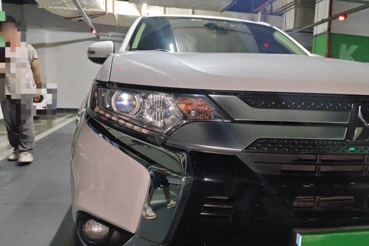 Used Mitsubishi Outlander 2019 2.0L Two-Wheel Drive Comfort Edition 7-Seater China VI Standard Right Front Headlight