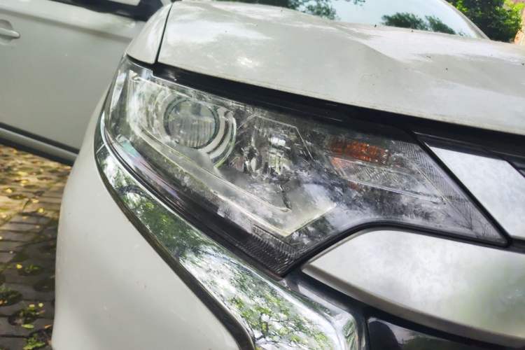 Used Mitsubishi Outlander 2019 2.0L Two-Wheel Drive Comfort Edition 7 Seats China V Emission Standard Right Front Headlight