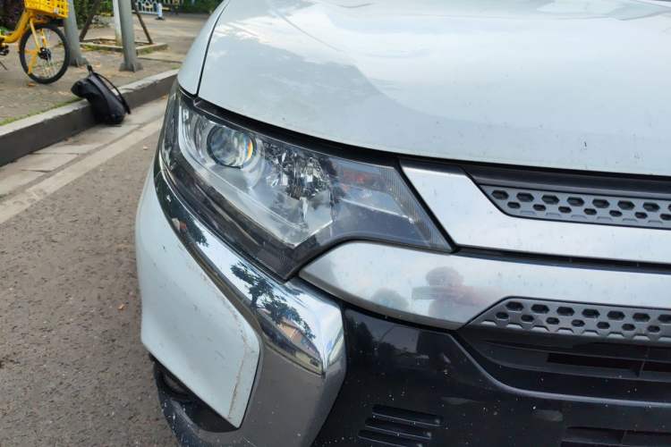 Used Mitsubishi Outlander 2019 2.0L Two-Wheel Drive Comfort Edition 5 Seats China VI Standard Right Front Headlight