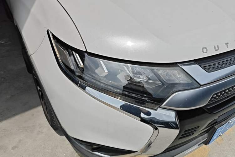 Used Mitsubishi Outlander 2019 2.4L 4x4 Zhi Xiang Edition 5 Seats China VI Standard Right Front Headlight
