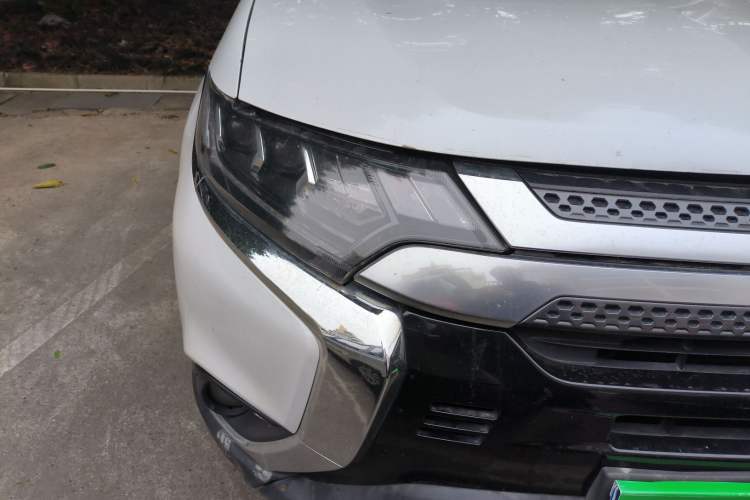 Used Mitsubishi Outlander 2019 2.4L 4x4 Zhi Xiang Edition 7 Seats China VI Standard Right Front Headlight