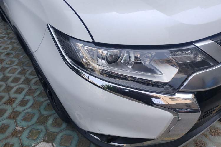 Used Mitsubishi Outlander 2019 2.0L Two-Wheel Drive Comfort Edition 7-Seater China VI Standard Right Front Headlight