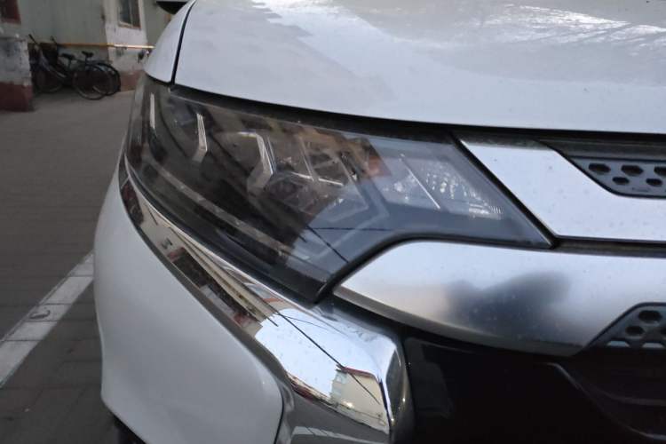Used Mitsubishi Outlander 2019 2.4L 4x4 Zhi Xiang Edition 5 Seats China VI Standard Right Front Headlight
