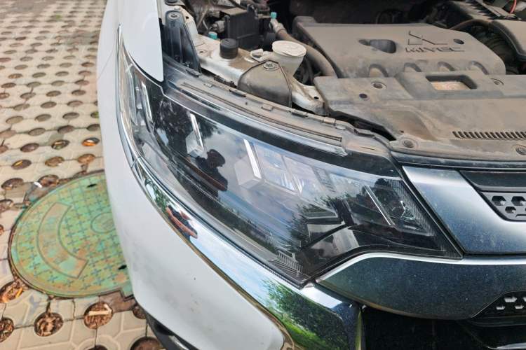 Used Mitsubishi Outlander 2019 2.4L Two-Wheel Drive ZhiXing Version 5 Seats China V Emission Standard Right Front Headlight