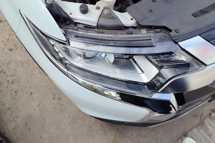 Used Mitsubishi Outlander 2019 2.0L Two-Wheel Drive Comfort Edition 5 Seats China VI Standard Right Front Headlight