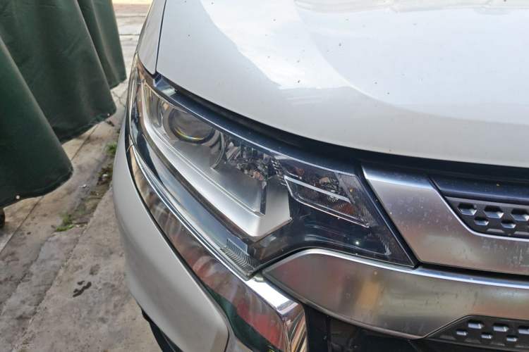 Used Mitsubishi Outlander 2019 2.0L Two-Wheel Drive Comfort Edition 5 Seats China VI Standard Right Front Headlight
