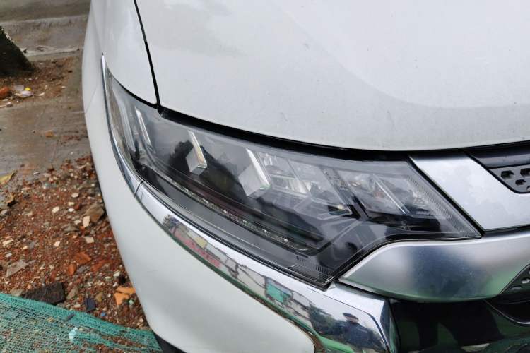 Used Mitsubishi Outlander 2019 2.4L Two-Wheel Drive ZhiXing Version 5 Seats China V Emission Standard Right Front Headlight
