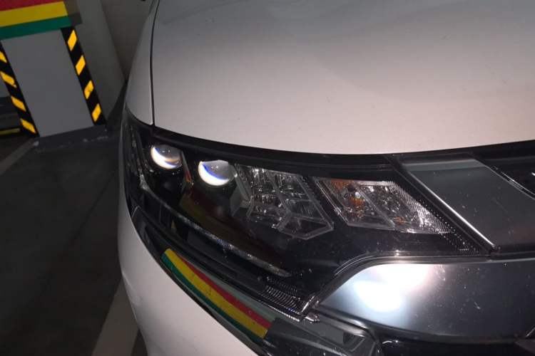 Used Mitsubishi Outlander 2019 2.4L 4x4 Zhi Xiang Edition 5 Seats China VI Standard Right Front Headlight