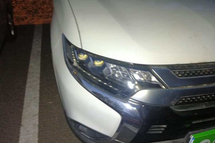 Used Mitsubishi Outlander 2019 2.4L 4x4 Zhi Xiang Edition 7 Seats China V Emission Standard Right Front Headlight