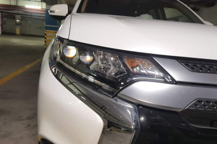 Used Mitsubishi Outlander 2019 2.4L 4x4 Zhi Xiang Edition 5 Seats China V Emission Standard Right Front Headlight