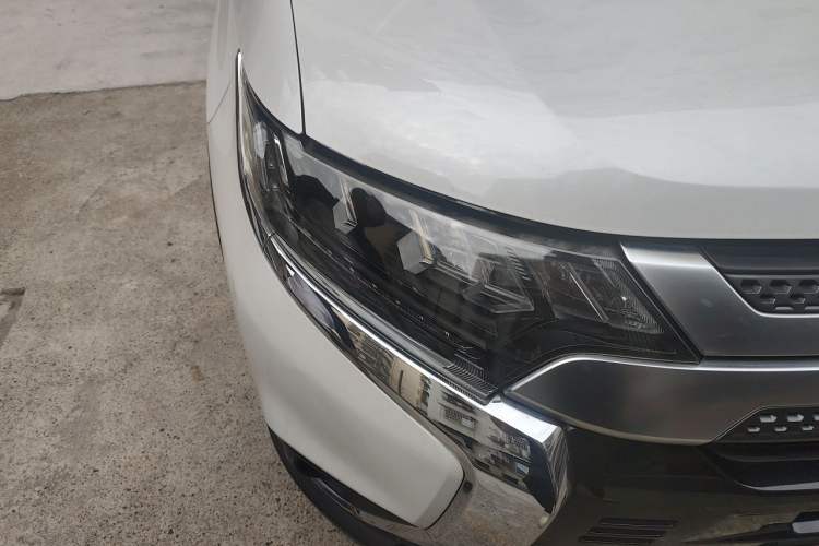 Used Mitsubishi Outlander 2019 2.4L 4x4 Zhi Xiang Edition 7 Seats China VI Standard Right Front Headlight