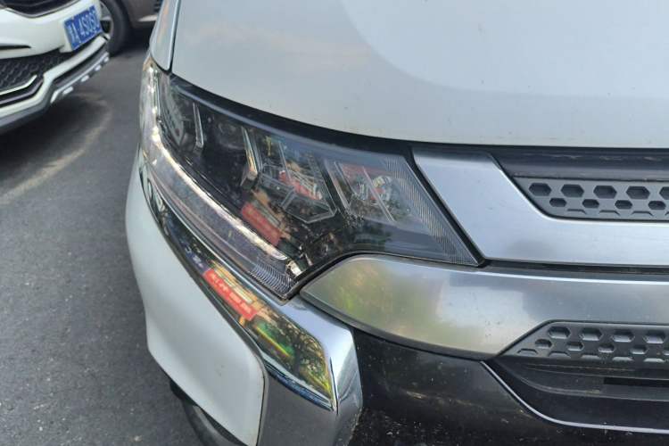 Used Mitsubishi Outlander 2019 2.4L 4x4 Zhi Xiang Edition 7 Seats China VI Standard Right Front Headlight