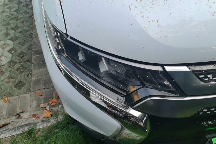 Used Mitsubishi Outlander 2019 2.4L 4x4 Zhi Xiang Edition 7 Seats China V Emission Standard Right Front Headlight