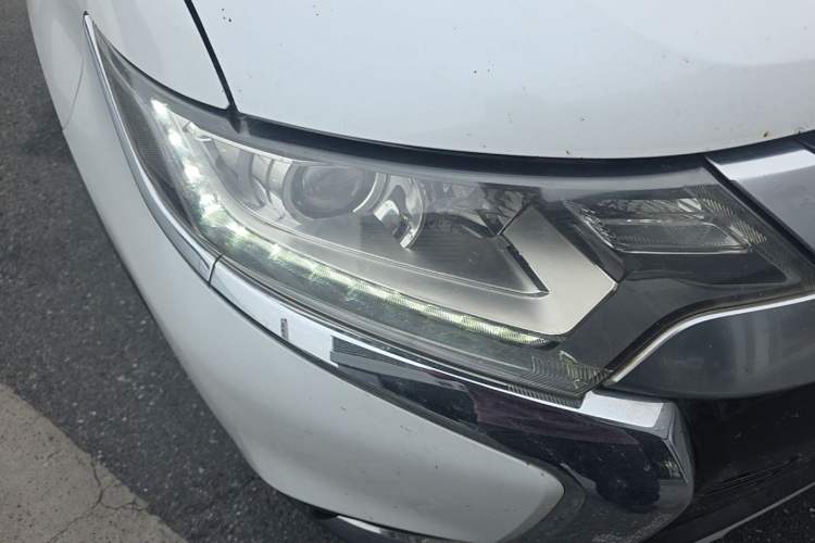 Used Mitsubishi Outlander 2019 2.0L Two-Wheel Drive Comfort Edition 5 Seats China VI Standard Right Front Headlight