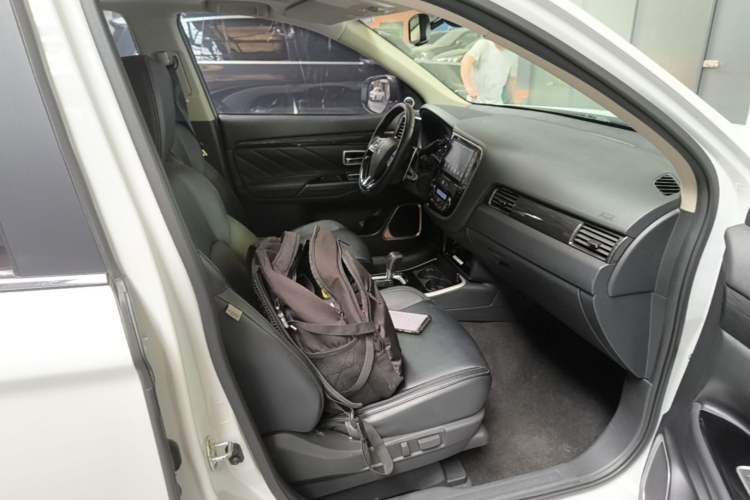Used Mitsubishi Outlander 2019 2.4L 4x4 Zhi Xiang Edition 5 Seats China VI Standard Right Front Seat