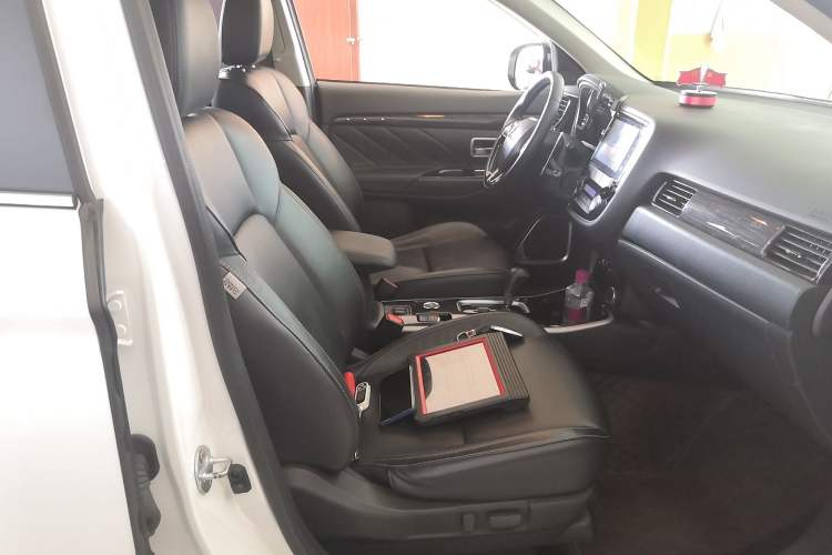 Used Mitsubishi Outlander 2019 2.4L 4x4 Zhi Xiang Edition 5 Seats China VI Standard Right Front Seat