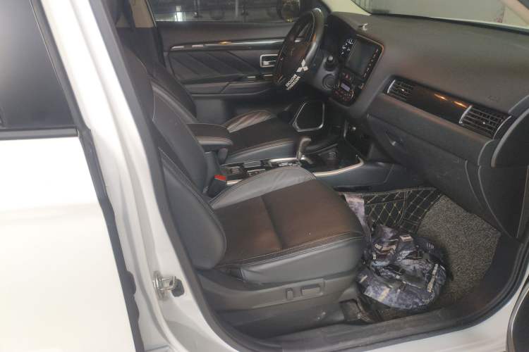 Used Mitsubishi Outlander 2019 2.0L Two-Wheel Drive Comfort Edition 5 Seats China V Standard Right Front Seat