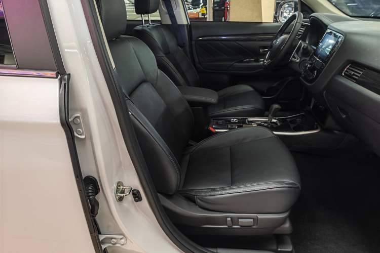 Used Mitsubishi Outlander 2019 2.4L 4x4 Zhi Xiang Edition 5 Seats China VI Standard Right Front Seat