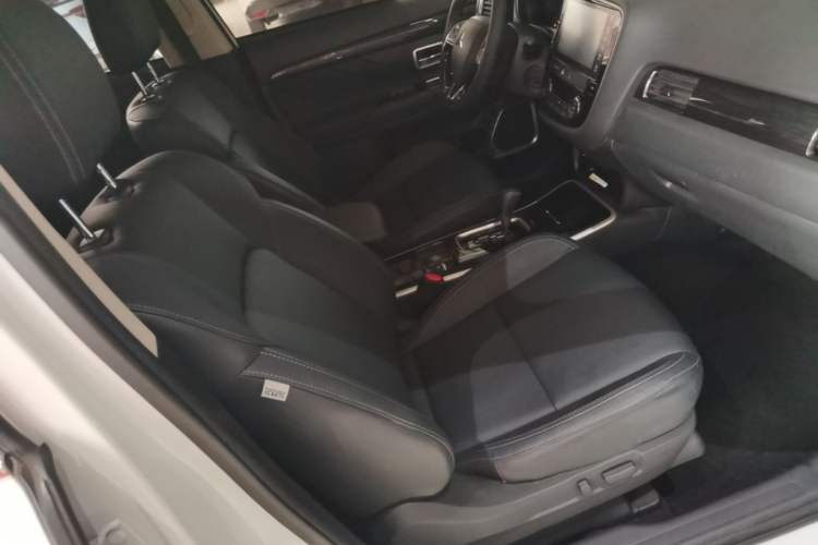 Used Mitsubishi Outlander 2019 2.0L Two-Wheel Drive Comfort Edition 7-Seater China VI Standard Right Front Seat