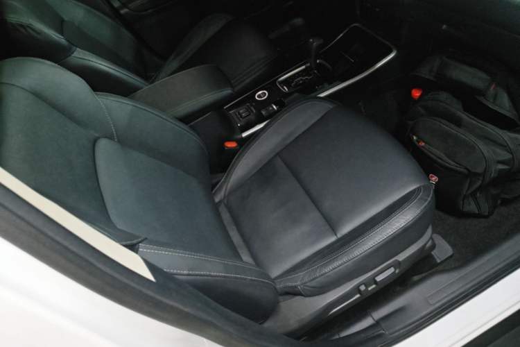 Used Mitsubishi Outlander 2019 2.4L 4x4 Zhi Xiang Edition 5 Seats China V Emission Standard Right Front Seat