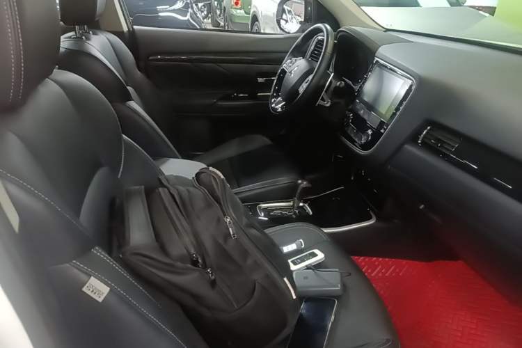 Used Mitsubishi Outlander 2019 2.4L 4x4 Zhi Xiang Edition 7 Seats China VI Standard Right Front Seat