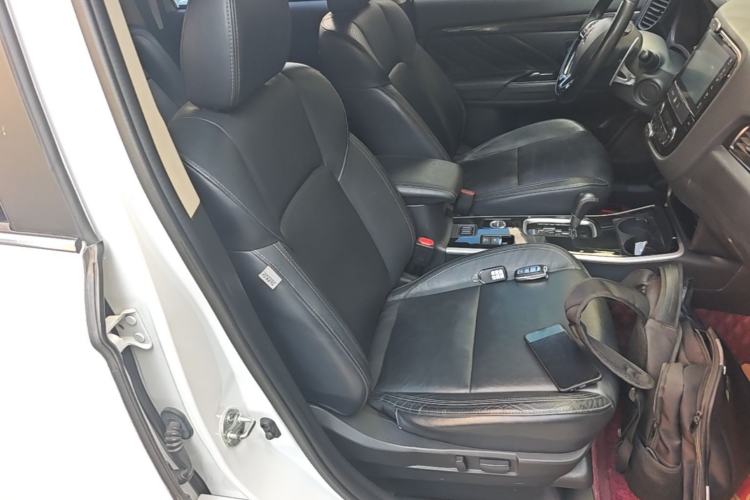 Used Mitsubishi Outlander 2019 2.4L 4x4 Zhi Xiang Edition 7 Seats China VI Standard Right Front Seat